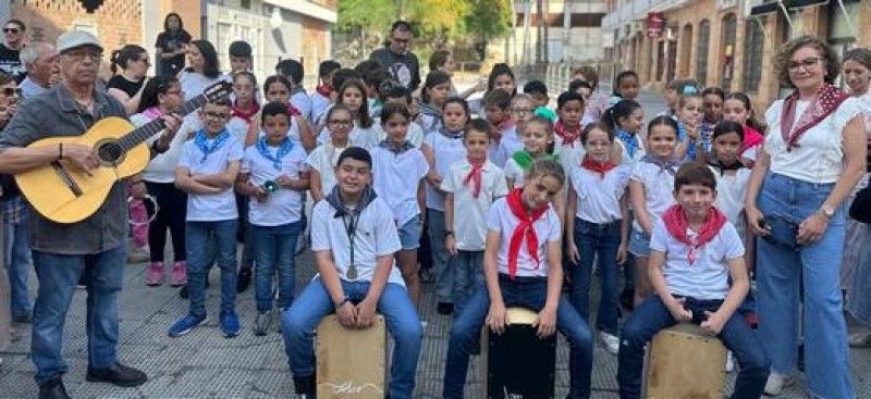 El Coro del Colegio Berrocal canta al Simpecado en su camino al Rocío