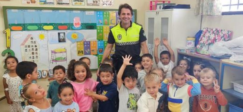 La Policía Local de Camas visita a Infantil para acercar su labor al alumnado