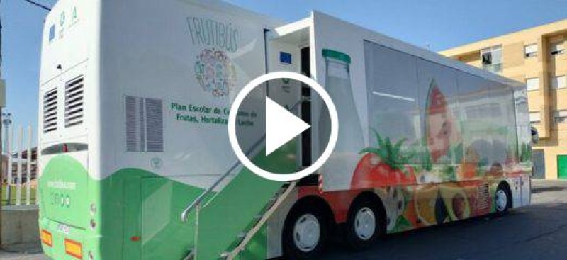 El Frutibús visita nuestro pueblo para fomentar los hábitos de vida saludable
