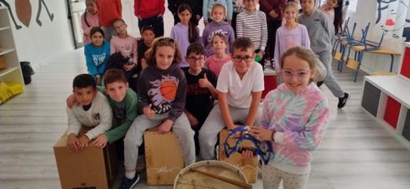 Nueva donación de instrumentos para nuestro coro escolar