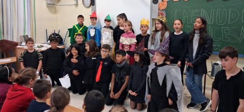 El alumnado de 5º emociona con la representación de “Menuda, princesa” por el Día de la Mujer