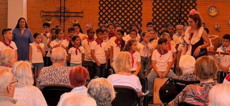 El coro del colegio acompaña a la Hermandad del Rocío de Camas y visita el centro de mayores Alkama